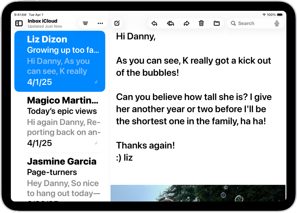 iPad dengan app Mail terbuka. Email ditampilkan dengan teks besar dan tebal.