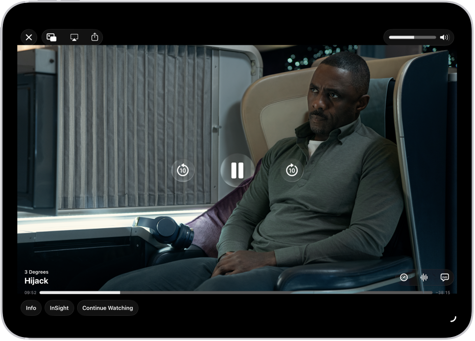Басқару элементтері көрініп ойнатылып телешоу. «Жабу», «Сурет ішіндегі сурет», AirPlay және «Бөлісу» түймелері жоғарғы сол жақта орналасқан. Дыбыс деңгейінің слайдері жоғарғы оң жақта орналасқан. Ортадағылар — 10 секунд артқа өткізу, уақытша тоқтату және 10 секунд алға өткізу түймелері. Төменгі ортадағы — видео позициясын реттеу үшін сүйреуге болатын слайдер; өткен уақыт пен қалған уақыт слайдердің екі жағында пайда болады. Төменгі оң жақта «Ақпарат», «InSight» және «Көруді жалғастыру» түймелері.