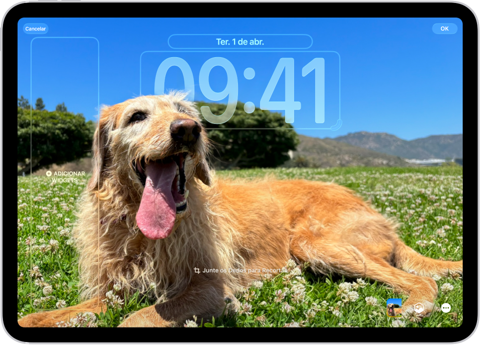 Uma tela mostrando opções de personalização para a Tela Bloqueada do iPad com uma foto da Terra. No lado esquerdo estão os widgets dos apps Relógio, Calendário e Tempo. No lado direito estão opções de fonte e cor do relógio.