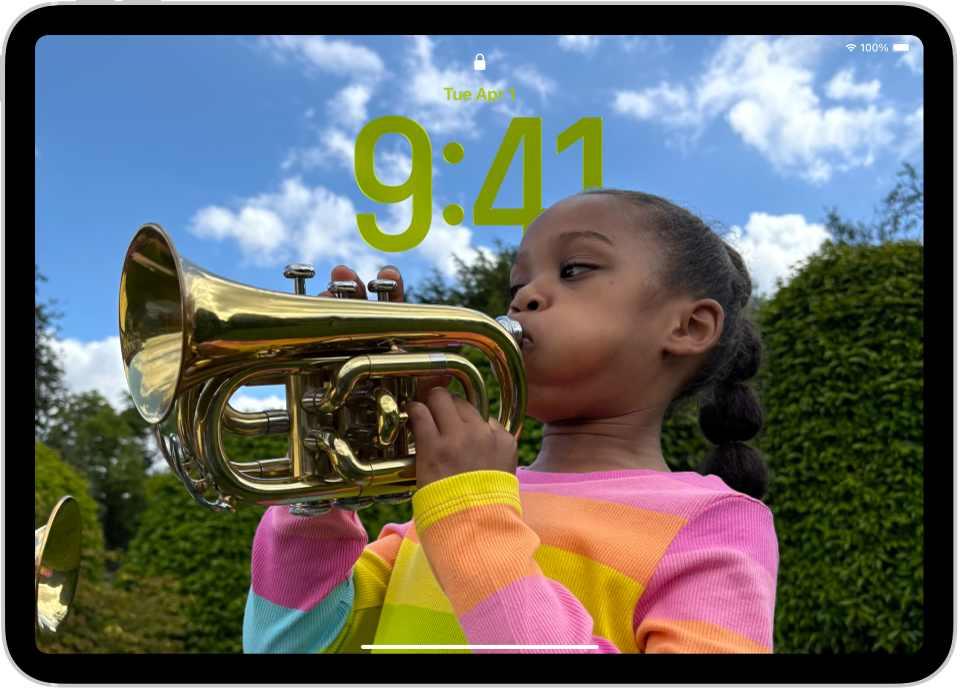 Zaklenjeni zaslon iPada s prilagojeno fotografijo, ki zapolnjuje zaslon.