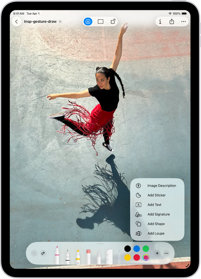 Панель інструментів Розмітки відкрито в нижній частині нотатки в програмі «Нотатки», а в правому нижньому куті екрана вибрано кнопку «Додати». В меню «Додати» наявні такі опції: Додати стікер, Додати текст, Додати підпис, Додати фігуру.