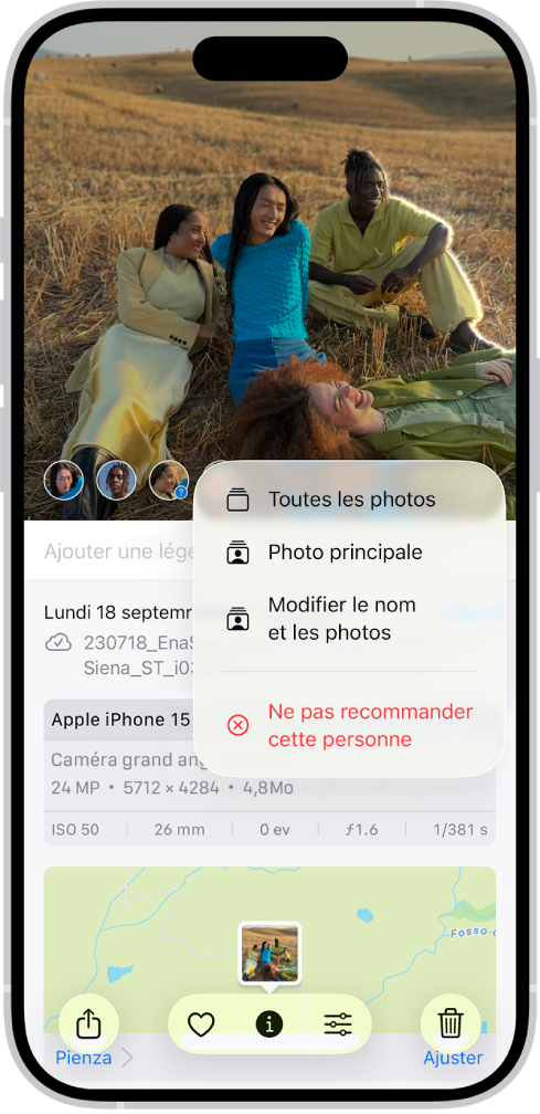 La moitié supérieure de l’écran de l’iPhone présente une photo ouverte dans l’app Photos. Dans le coin inférieur gauche de la photo se trouvent les visages des personnes qui y figurent. Un des visages est doté d'un point d’interrogation. Un menu avec, de haut en bas, les options suivantes :Toutes les photos, Marquer comme photo clé, Modifier le nom et les photos et Ne pas recommander cette personne.