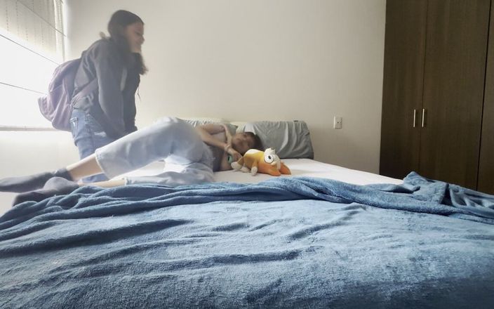 scarlettandc: Mi mejor amigo me enseña a chupar el coño y...