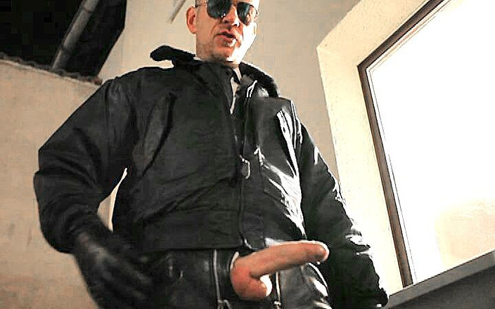 GERMANE_XL: Polisi kulit 33 (tembakan air mani rokok kencing xl)