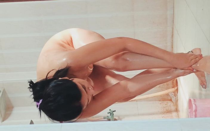 Hot Sis: Сводная сестра Латика принимает ванну в ванной, полностью обнаженная, полная сексуальная