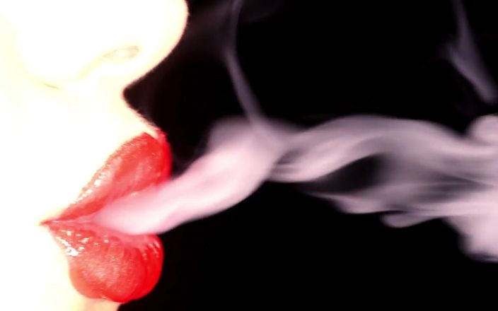 Goddess Misha Goldy: Labios rojos brillantes y fetiche de fumar