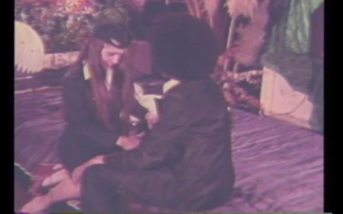 Vintage megastore: Grandes pollas latinas dentro del coño peludo de Vanessa Del...
