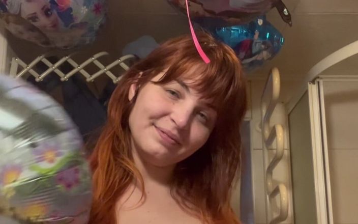 Elena917: Haciendo globos sucios con meada, saliva y comida y lamiendo...