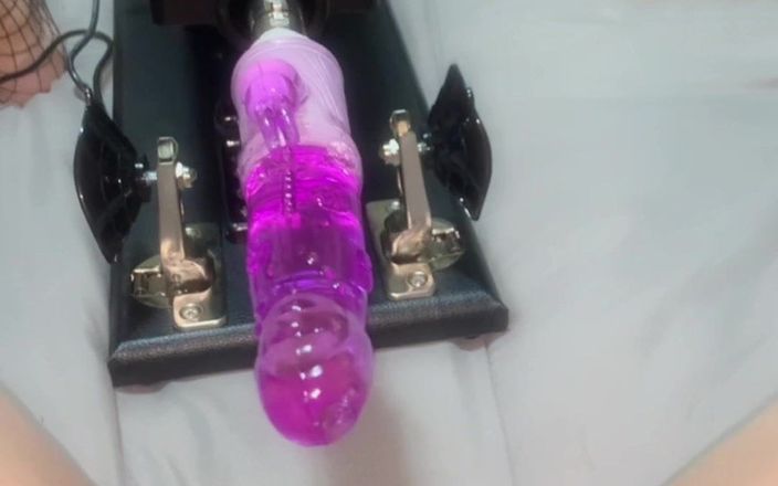 Naughtynikki611: Mi nueva máquina sexual - Robocock