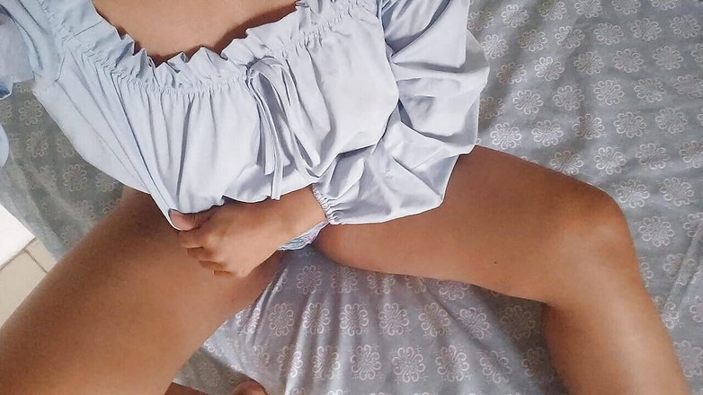 PATY PATY: Esposa caliente se masturba mientras su marido perezoso la dejó...
