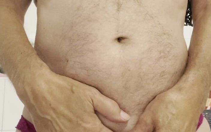 Mitchie: Der versuch, in netzstrümpfe und heißes höschen zu pissen ...