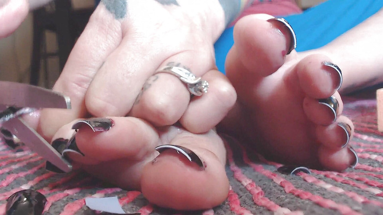 Abby Anna: Cutting off long fake black toe nails