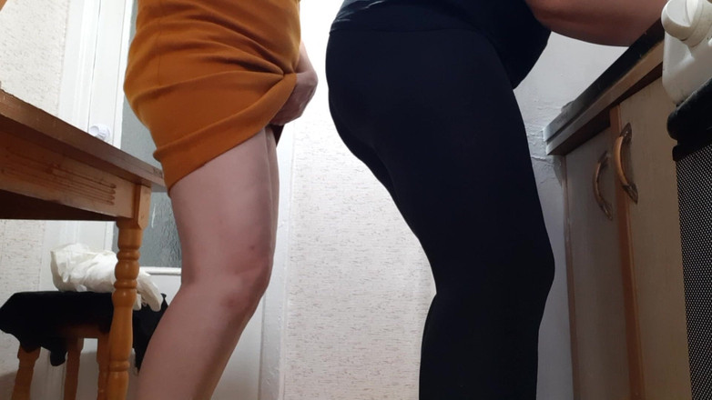 Lesbian-candys: Две домработницы по очереди мастурбируют во время работы - Lesbian-Candys