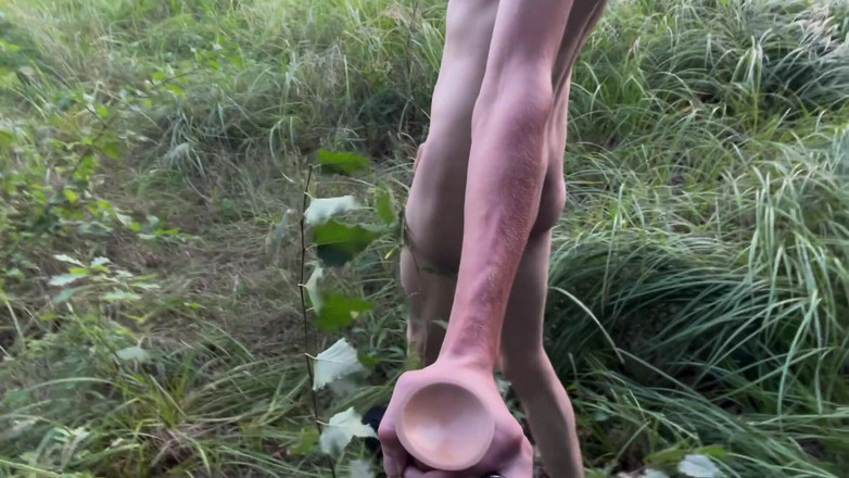 Zhenya Sissy: Desnuda en el lago