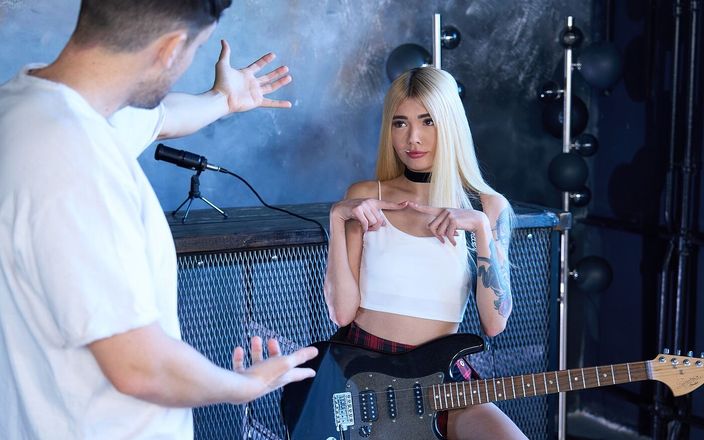Only Tarts: Rising Star - la sorellastra impara a giocare sul grosso cazzo...