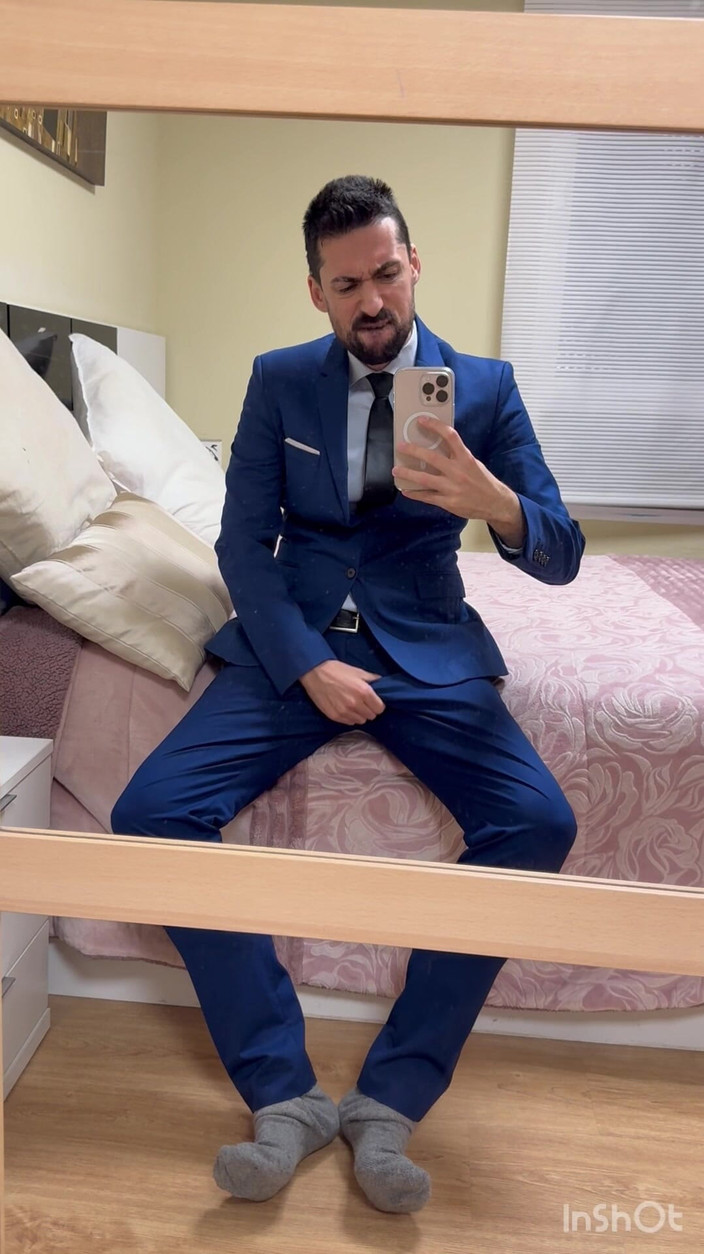 Liam Harding: Papi caliente masturbándose delante del espejo