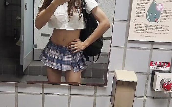 NotAFuta: 大学之旅 第一部分暴露狂吉娜在大学穿着可爱的淫荡制服