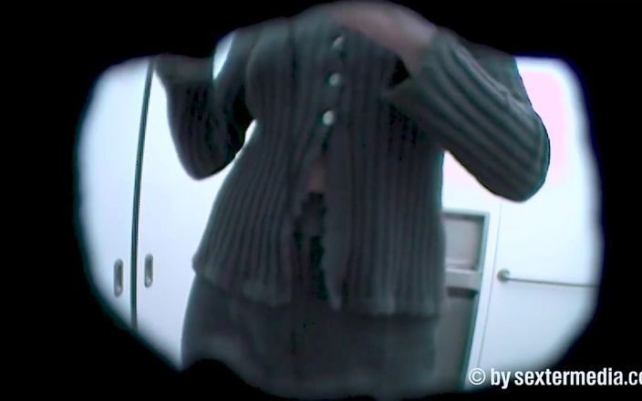 Viewer cam by Sextermedia: Анна трахает себя большим дилдо в туалете