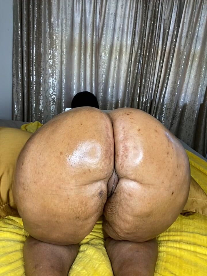 Big black clapping booties: Jack off to Extremely Great Close up Fucking Herself with...