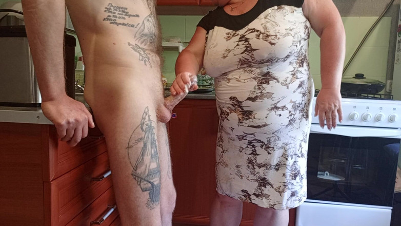 Zona901: Moja teściowa zobaczyła mojego kutasa i zaczęła go doić, aż...