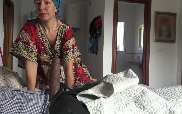 Souzan Halabi: Эта турецкая бабушка потрясена!! Я принимаю свой большой черный член перед ней.