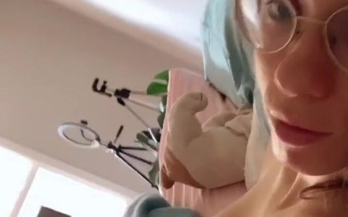Tia Tizzianni Productions: No puedo traerme a salir de la cama