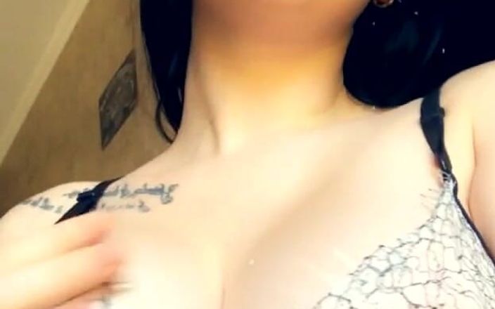 Goddess Misha Goldy: Acest sutien uimitor îți va ține ochii fără să clipească până la...