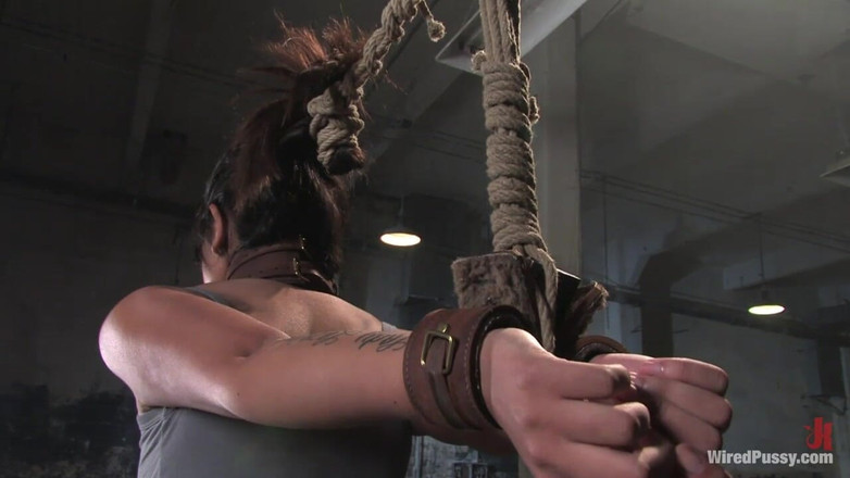 Wired Pussy by Kink: ¡Leah!