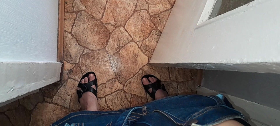 Lesbian-illusion: Veo a mi vecina masturbarse en la cocina y me...