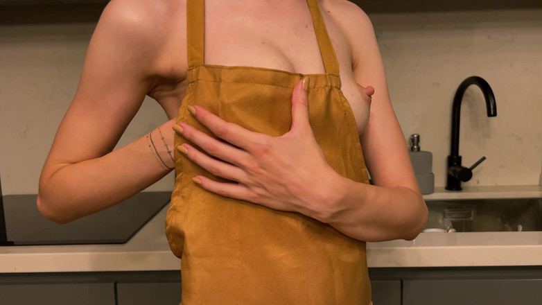 Mia Foster: Young Mom Shows Her Small Natural Milky Tits