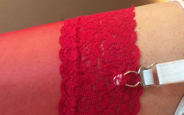 Sissy Paige: Hochglänzender roter strumpf, masturbation