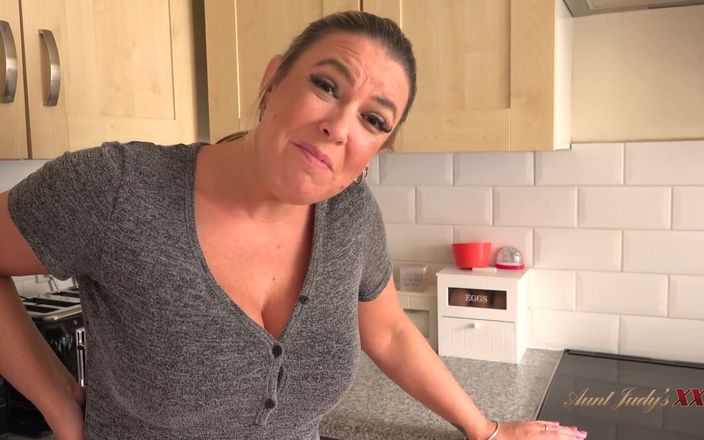 Aunt Judy's XXX: AuntJudysXXX - твоя грудастая милфа хозяйка хозяйки Майси Льюис сосет твой член (видео от первого лица)