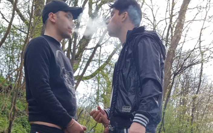 boyzxy212: Пареньки-геи курит и дрочит своими большими хуями на улице