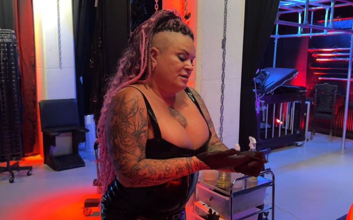 Domina Dark: Pegging für den bobbleboy