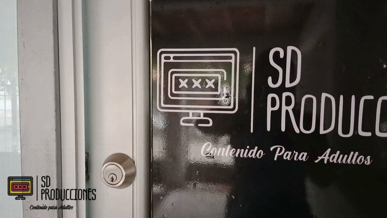 Vayolet: Encuentra a mi hermanastra masturbándose en el baño