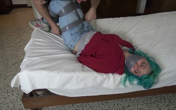 Selfgags classic: Colegiala italiana: ¡una cinta atada, bragas amordazadas y llevada sobre su...