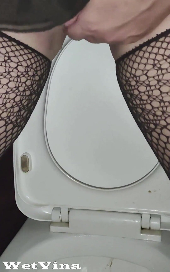 WetVina: Desperation Peeing Closeup in Toilet