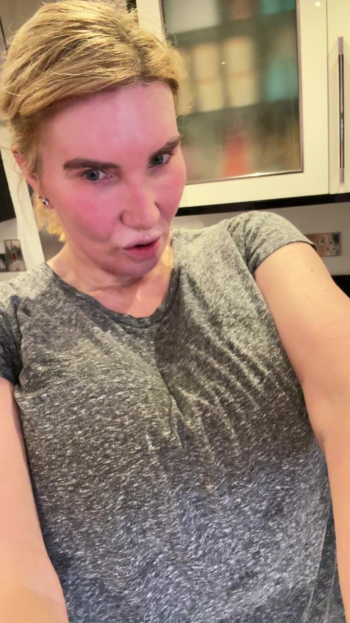 Sophie James: Lengua follando mis apretados agujeros sudorosos