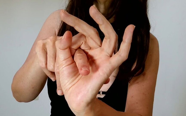 Brazilian_Miss: Increíble fetiche de manos provocando con dos canciones porno