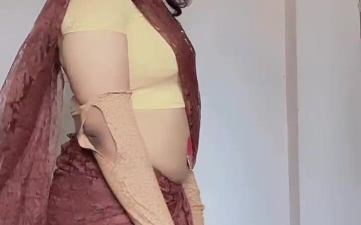 ModelMona14: Mona crossdresser sari