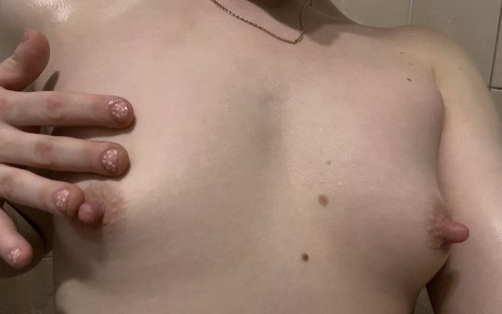 Inga lillypop girl: Süßes teen spielt nach der dusche mit perfekten harten nippeln