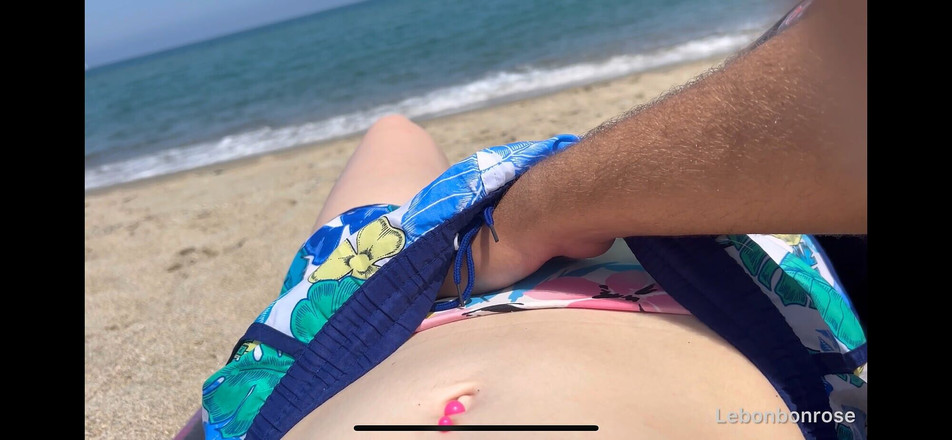 LeBonbonRose: Mi amigo me masturba en la playa delante de todos!