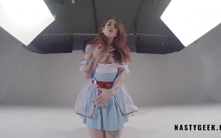 PurefilmsTv: Cachonda Alicia en el país de las maravillas en striptease...