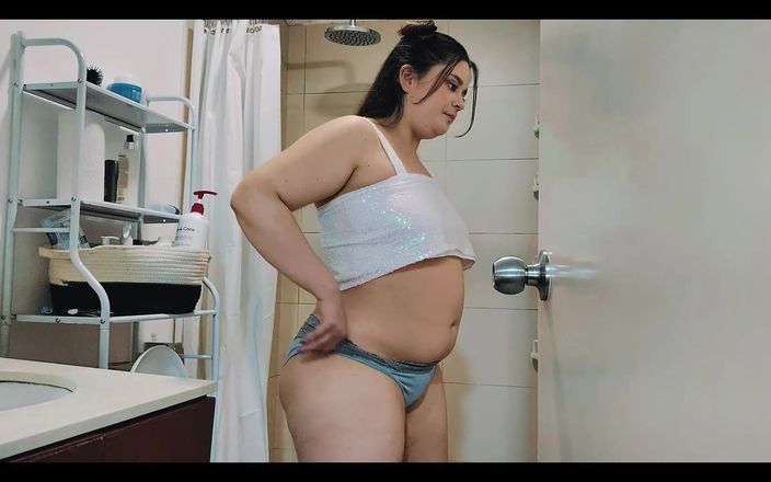 Nicole Passat: Nicole имеет блузку живота, а затем раздвигает ее задницу в вашем лице!