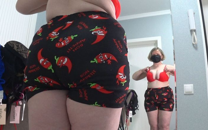Milf Big Tits: Peituda experimenta muitos sutiãs novos, bunda grande troca de calcinha...