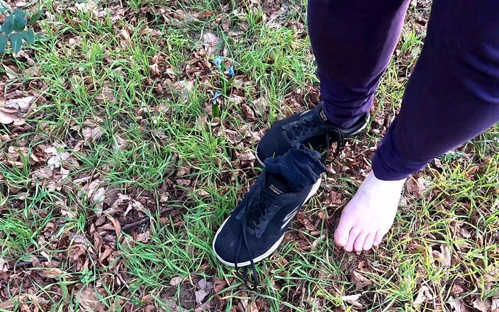 Bouncy Tits Action: Barefoot on the Meadow Treats Naked Tits
