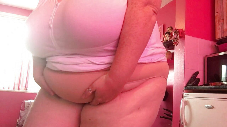 NikNak_BBW: Grandota hace pis en la cocina