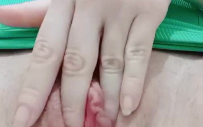 Brenda Dantas: Solo en casa jugando con mi coño grasoso y caliente