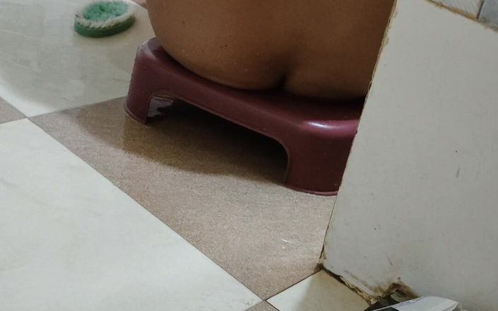 Sexy biwi: Вместо того, чтобы пить чай в доме соседки бхабхи, когда она принимала ванну, я тайно сделал видео