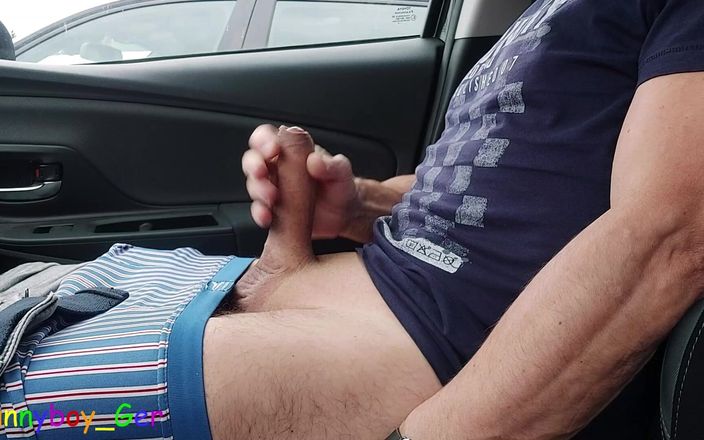 Funnyboy-Ger: Шаловливый пассажир: Я дрочу в машине моего друга и сперма на моей рубашке, пока он делает покупки. Меня чуть не застукали.